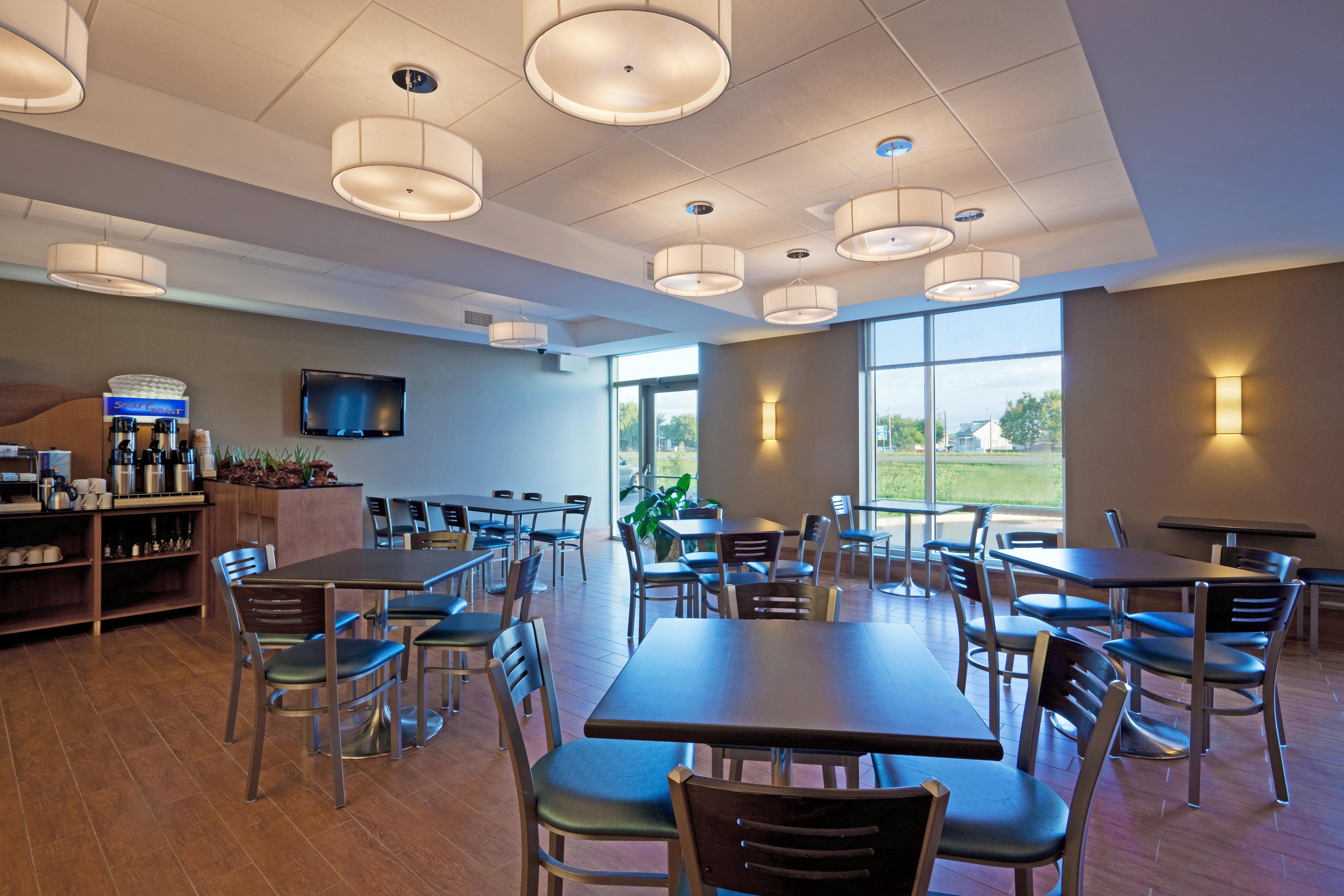 Holiday Inn Express Hotel & Suites Saint - Hyacinthe By Ihg Saint-Hyacinthe Exterior foto