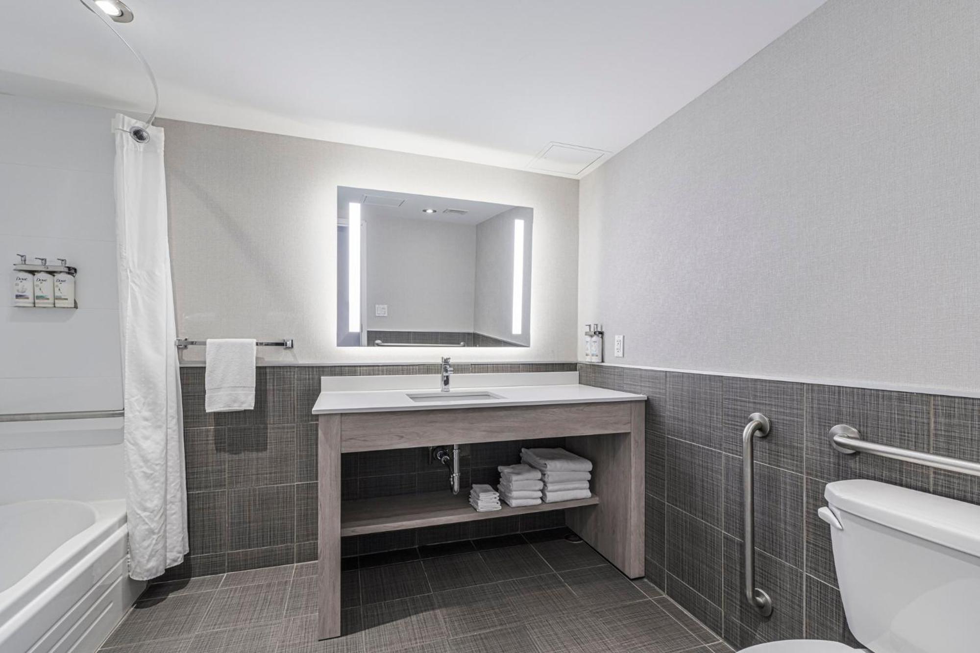 Holiday Inn Express Hotel & Suites Saint - Hyacinthe By Ihg Saint-Hyacinthe Exterior foto