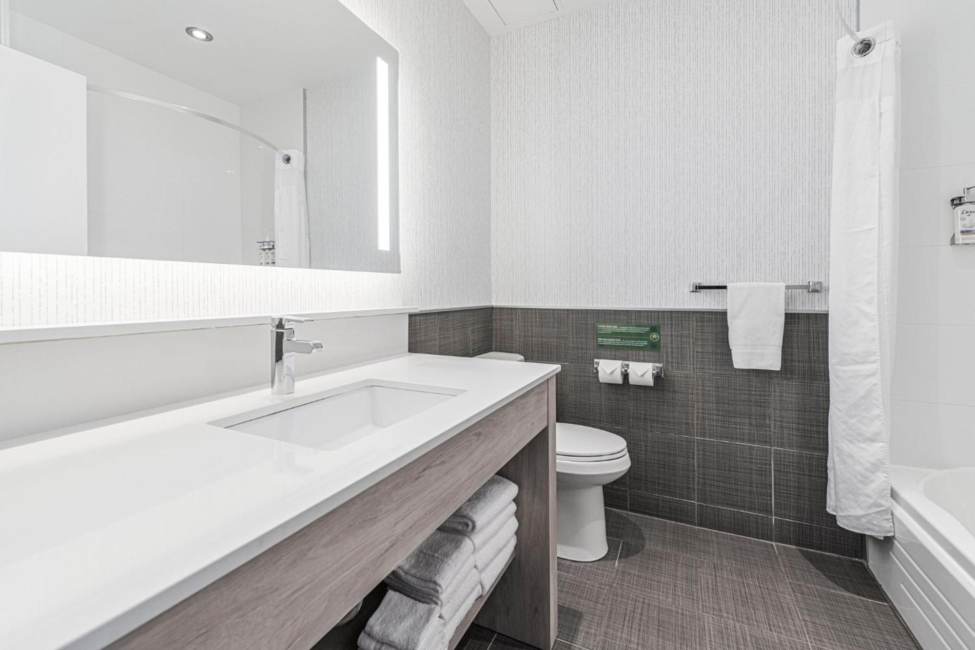 Holiday Inn Express Hotel & Suites Saint - Hyacinthe By Ihg Saint-Hyacinthe Exterior foto