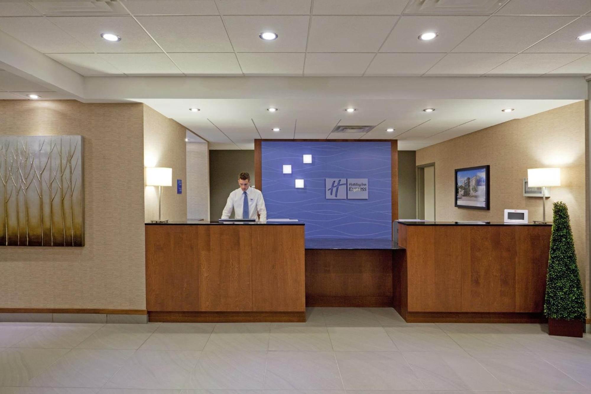 Holiday Inn Express Hotel & Suites Saint - Hyacinthe By Ihg Saint-Hyacinthe Exterior foto