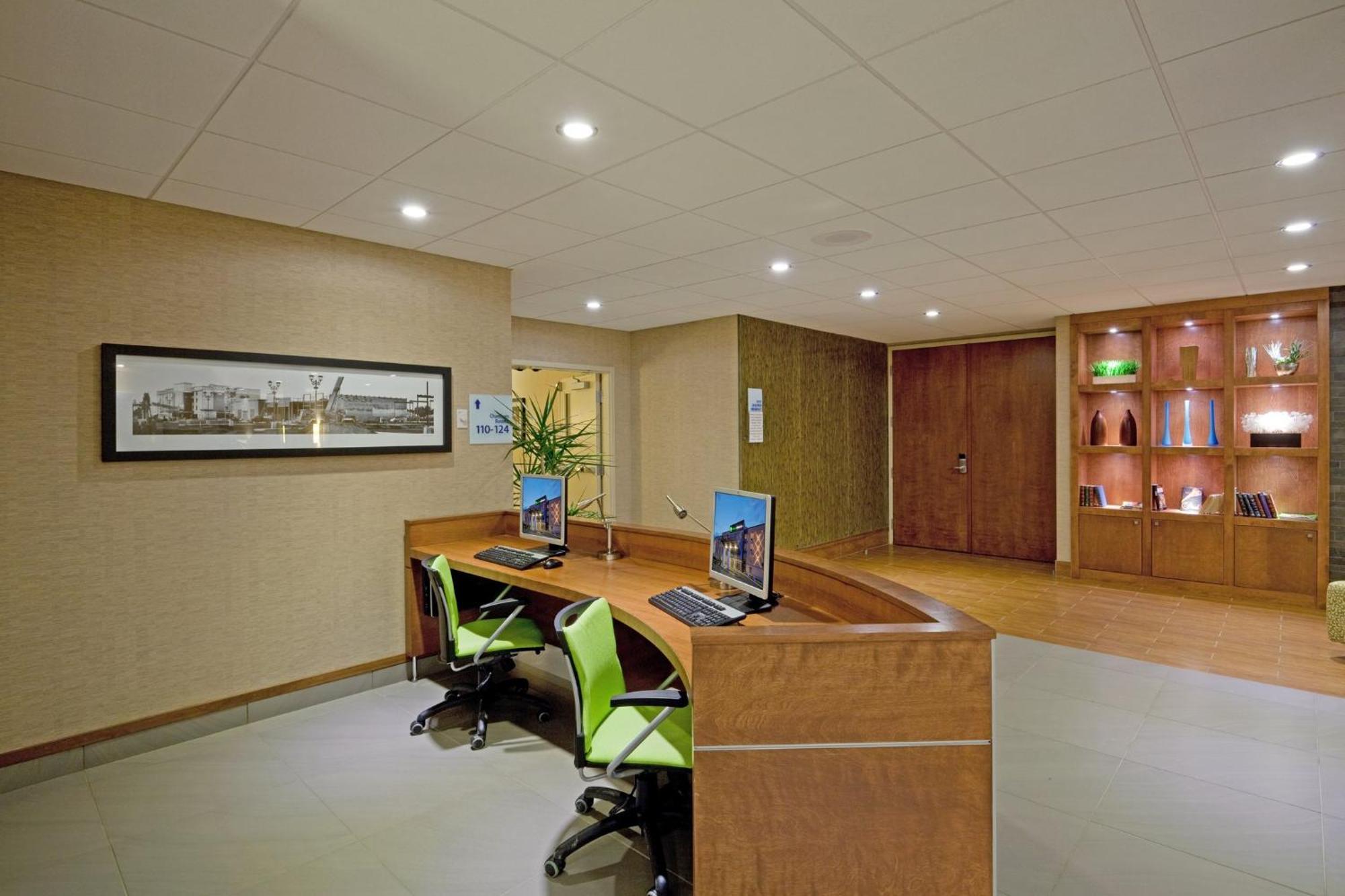 Holiday Inn Express Hotel & Suites Saint - Hyacinthe By Ihg Saint-Hyacinthe Exterior foto